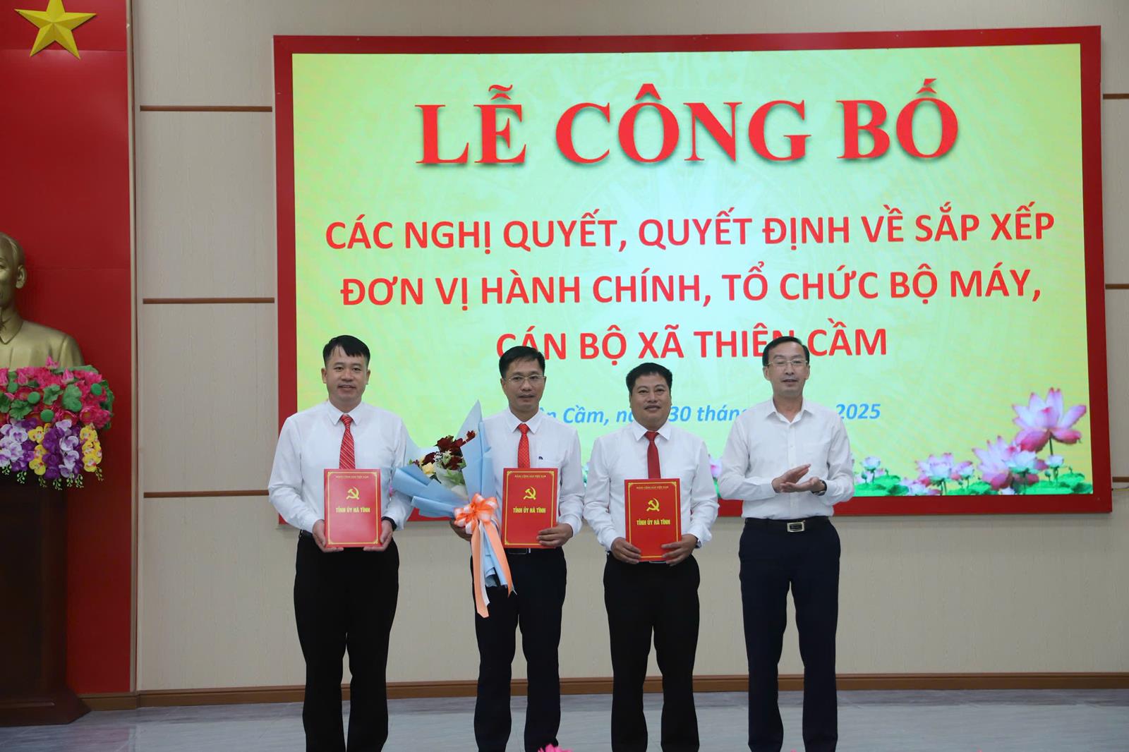 Đồng chí Nghiêm Sỹ Đống - Tỉnh ủy viê, Tổng biên tập báo Hà Tĩnh trao QĐ của Tỉnh ủy cho Lãnh đạo xã Thiên Cầm